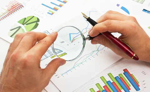 analysis-graphs-glass-hands-pen