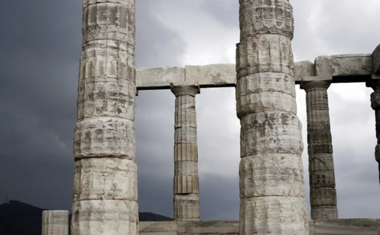 temple-of-poseidon-ruins-stone-columns-against-cloudy-sky