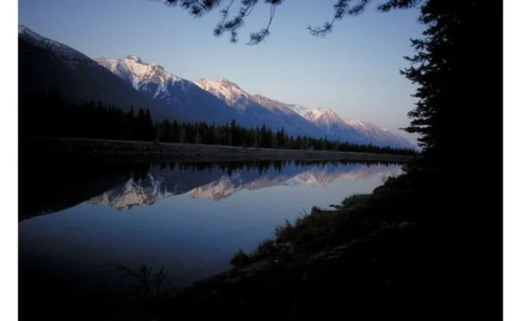 canada-mountain-range-reflected-in-mirror-lake