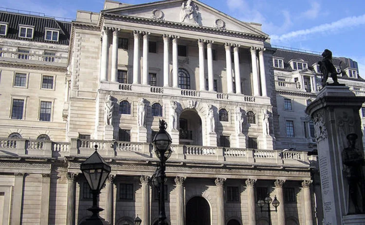 Front of the Bank of England in London Front of the Bank of England in London