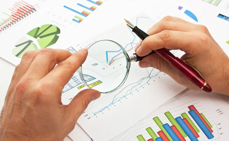 analysis-graphs-glass-hands-pen analysis-graphs-glass-hands-pen